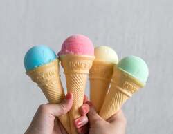 どこかなつかしさを感じるかわいらしい色とフォルムの「カランカランアイス」(青森県)