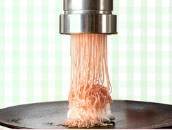 白あんベースのいちごクリームを目の前で極細に絞る「いちごモンブラン」は、ふんわりとした口溶けがたまりません