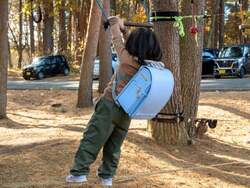 「高校生まで宿泊無料！山梨のキャンプ場で「ランドセル試着」ができる新プランが話題」の写真