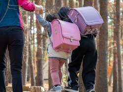 「高校生まで宿泊無料！山梨のキャンプ場で「ランドセル試着」ができる新プランが話題」の写真