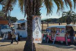 「焼きたての香りに包まれて青空の下でピクニック　湘南パン祭りでパン食い競争に挑戦も」の写真