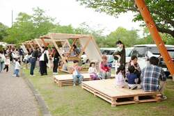 「焼きたての香りに包まれて青空の下でピクニック　湘南パン祭りでパン食い競争に挑戦も」の写真