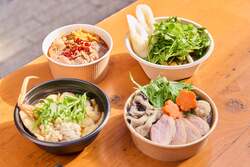 「よしもとライブが無料！横浜赤レンガで「鍋小屋」開催　絶品グルメ食べ比べ＆縁日も」の写真