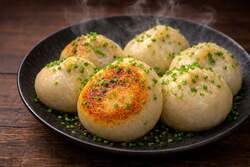 「入場無料で台湾旅行気分！本場の夜市グルメとランタンを満喫　福岡市役所前で開催」の写真