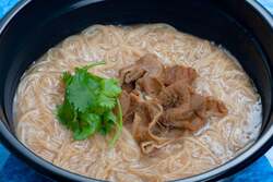 「入場無料で台湾旅行気分！本場の夜市グルメとランタンを満喫　福岡市役所前で開催」の写真