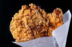 「入場無料で台湾旅行気分！本場の夜市グルメとランタンを満喫　福岡市役所前で開催」の写真