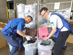 全国から集まったランドセルをボランティアの手で検品・梱包