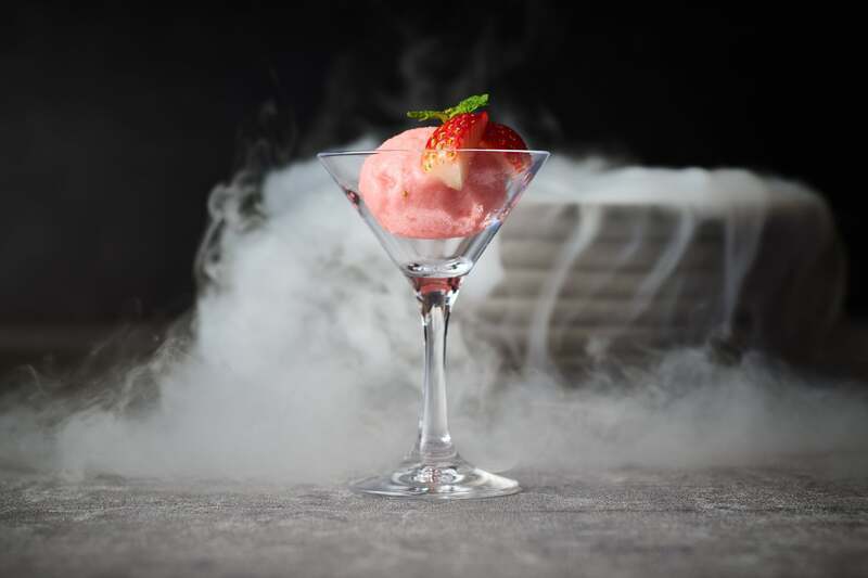 液体窒素を使用した「出来立てイチゴソルベ」　※画像はイメージです