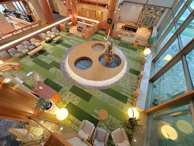 「丘の広場」/「あかちゃん広場(左奥)」と「あそびの森(右奥)」