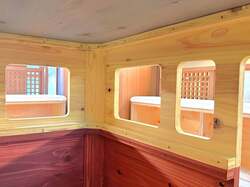 子供が車内から顔を覗かせることができます