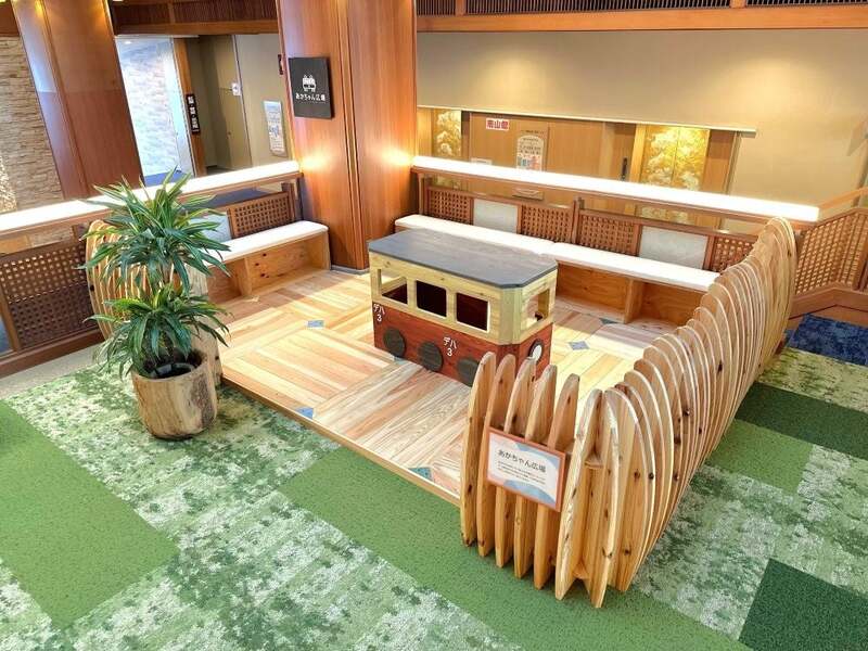 ハイハイを見守れるベンチも設置