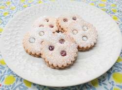 北海道産クリームチーズと栃木県産「とちあいか」を贅沢にサンド（ねむの樹洋菓子店）