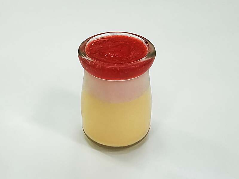 チーズプリン、とちあいかムース、イチゴソースが織りなす「三層のいちごプリン」(フナヨシ洋菓子店)