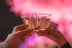 「桜色のランタン約1,500個が春の夜空を彩る！新宿で幻想的なお花見イベント開催」の写真