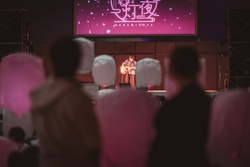 「桜色のランタン約1,500個が春の夜空を彩る！新宿で幻想的なお花見イベント開催」の写真