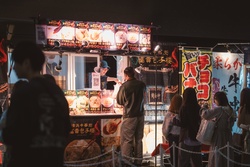 「桜色のランタン約1,500個が春の夜空を彩る！新宿で幻想的なお花見イベント開催」の写真