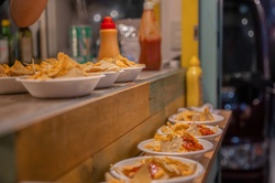 「桜色のランタン約1,500個が春の夜空を彩る！新宿で幻想的なお花見イベント開催」の写真