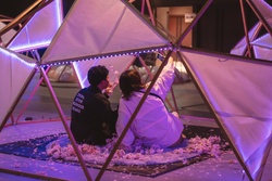 「桜色のランタン約1,500個が春の夜空を彩る！新宿で幻想的なお花見イベント開催」の写真