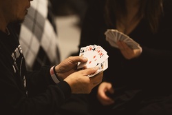 「桜色のランタン約1,500個が春の夜空を彩る！新宿で幻想的なお花見イベント開催」の写真