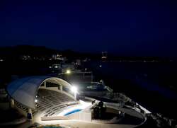 「シャチと食事やベルーガにタッチも！閉館後の水族館を探検できる特別プランが鴨川で」の写真