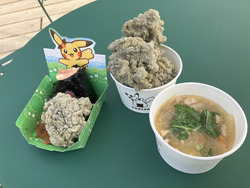 ピカチュウのおにぎりと、具だくさんとん汁、竹炭からあげは、意外とボリューミーでおなかいっぱいになる！