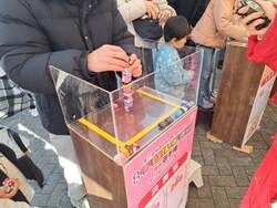 「優勝はチロルチョコ1000個！よみうりランドでチョコ積み選手権、キッズ部門も登場！」の写真