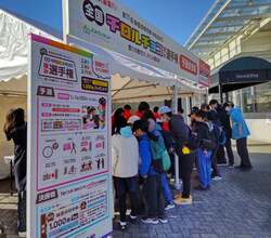 「優勝はチロルチョコ1000個！よみうりランドでチョコ積み選手権、キッズ部門も登場！」の写真