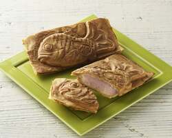 〈有職たい菓子本舗・天音〉  たい菓子いちごあん 381円