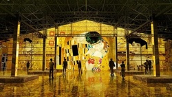 世紀末ウィーンの前衛芸術を探る没入型デジタル展示。大がかりなプロジェクションやサウンドで、引き込まれるような感覚的体験を提供する。