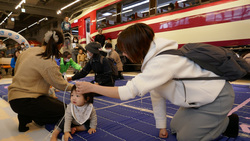 「ロマンスカー背景にハイハイレース！手形アートや限定メダルもらえる親子イベント開催」の写真