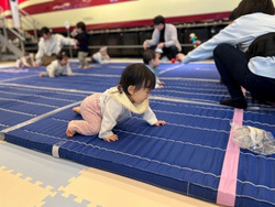 「ロマンスカー背景にハイハイレース！手形アートや限定メダルもらえる親子イベント開催」の写真