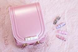 「リボン着せ替えやミスドコラボも！フィットちゃん新作ランドセルが2026年2月5日発売！」の写真