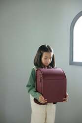 「かぶせがない新形状も！2027年度ランドセル展示会が全国18会場でスタート」の写真