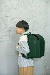 「かぶせがない新形状も！2027年度ランドセル展示会が全国18会場でスタート」の写真