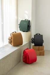 「かぶせがない新形状も！2027年度ランドセル展示会が全国18会場でスタート」の写真