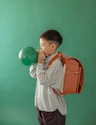 「かぶせがない新形状も！2027年度ランドセル展示会が全国18会場でスタート」の写真