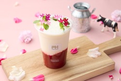 「全長160mの花の絨毯登場！星野リゾートで春の北海道を満喫　限定スイーツや無料体験も」の写真