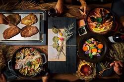 夕食（デリシャスギフトは中央のBOX）