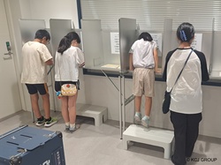 「3歳から一票を投じよう！本物の投票箱で「模擬選挙」体験　キッザニアで3日間限定開催」の写真