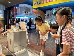 「3歳から一票を投じよう！本物の投票箱で「模擬選挙」体験　キッザニアで3日間限定開催」の写真