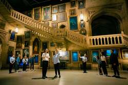 「組分け帽子や透明マントの裏側公開！ハリポタ『賢者の石』25周年イベントが東京で開催」の写真