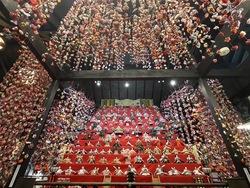 「【2026】圧巻の「大規模ひな祭り」14選｜118段の石段や7m巨大ピラミッド＆7000体も！」の写真