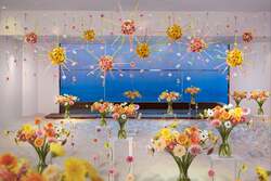 「白い砂浜が広がる天空ビーチで花火を体験！3000本のガーベラが咲き誇るリゾナーレ熱海」の写真