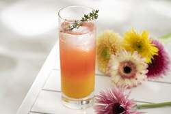 「白い砂浜が広がる天空ビーチで花火を体験！3000本のガーベラが咲き誇るリゾナーレ熱海」の写真