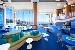 相模湾を表現した吹き抜け空間 「アクティビティラウンジ」