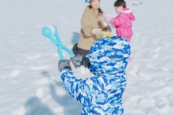 「雪遊び＆宝探しに子供が夢中＆巨大かまくらで大人も寛げる！冬の楽園が鳥取大山に誕生」の写真