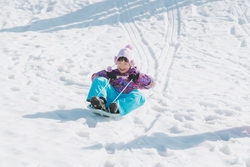 「雪遊び＆宝探しに子供が夢中＆巨大かまくらで大人も寛げる！冬の楽園が鳥取大山に誕生」の写真