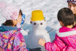 「雪遊び＆宝探しに子供が夢中＆巨大かまくらで大人も寛げる！冬の楽園が鳥取大山に誕生」の写真