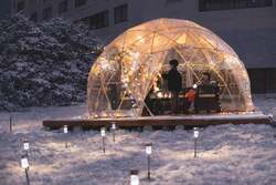 「雪遊び＆宝探しに子供が夢中＆巨大かまくらで大人も寛げる！冬の楽園が鳥取大山に誕生」の写真