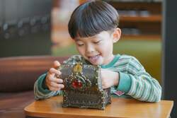 「雪遊び＆宝探しに子供が夢中＆巨大かまくらで大人も寛げる！冬の楽園が鳥取大山に誕生」の写真